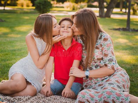 mom son kiss|9.306 Fotos und hochauflösende Bilder zu Mom Son Kiss